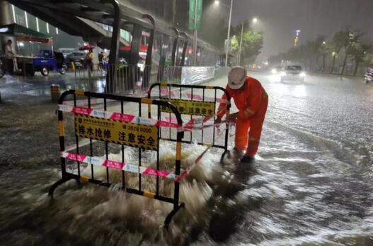 深圳暴雨持续 水库凌晨泄洪 官方提醒：市民远离河道，不要下河捞鱼