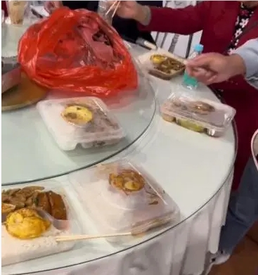 网友吃席发现每人面前都是盒饭：盛宴变成快餐盒饭，让人哭笑不得