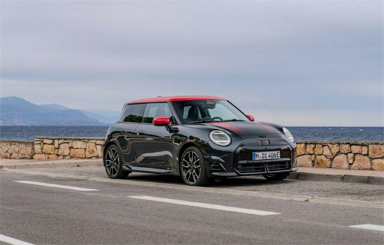 套件上身 MINI Cooper SE JCW Trim官图发布