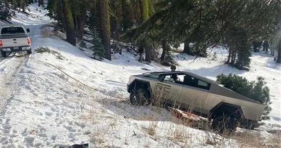 尴尬一幕！特斯拉Cybertruck雪地爬坡被困